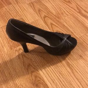 Xhilaration Size 6 Black Open Toed Heels